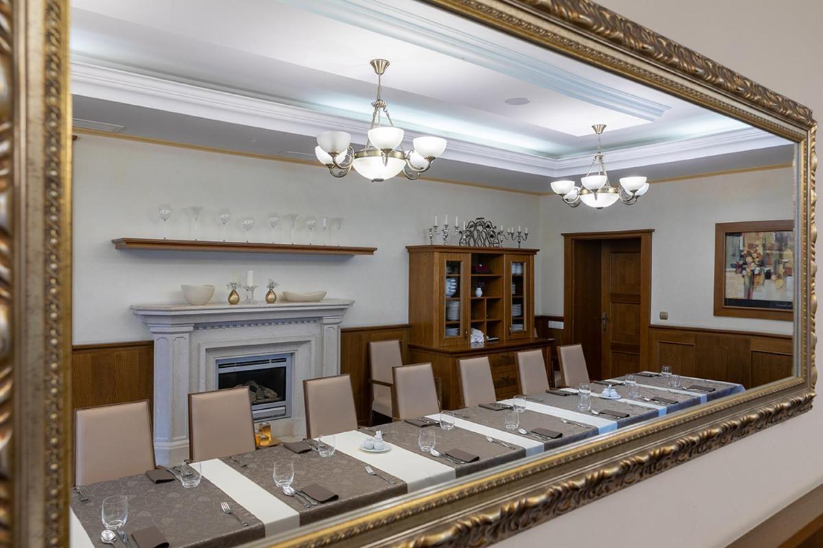 Hotel Abacie & Wellness Валашске-Мезиржичи Экстерьер фото