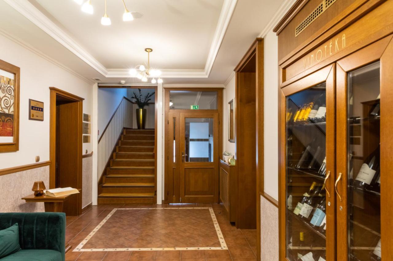 Hotel Abacie & Wellness Валашске-Мезиржичи Экстерьер фото