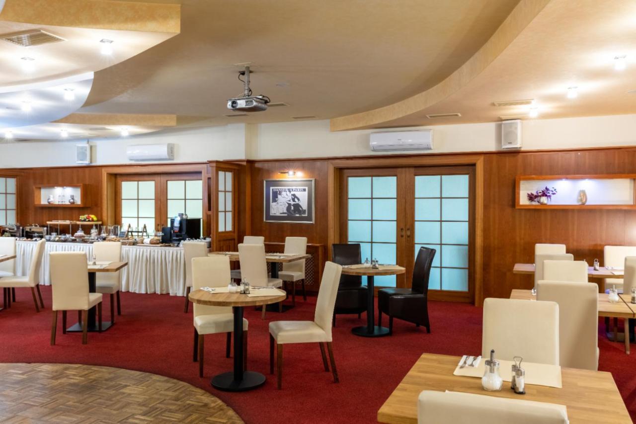 Hotel Abacie & Wellness Валашске-Мезиржичи Экстерьер фото